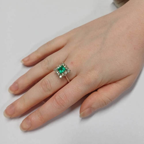 31 - 18CT WHITE EMERALD & DIAMOND CLUSTER RING, THE SQUARE EMERALD SET WITHIN A SURROUND OF 12 BRILLIANT ... 