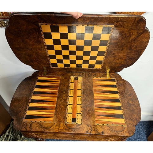 5195 - 19TH CENTURY INLAID BURR WALNUT GAMES TABLE WITH FLIP UP TOP OVER SINGLE DRAWER ON DECORATIVE CARVED... 