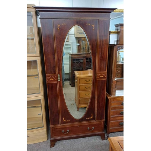 119 - 20TH CENTURY INLAID MAHOGANY SINGLE MIRROR DOOR WARDROBE WITH SINGLE DRAWER TO BASE. 210 CM TALL