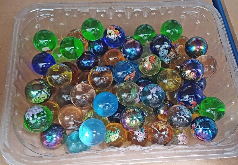 SELECTION OF VARIOUS POKEMON RELATED MARBLES INCLUDING CHARACTERS SUCH ...