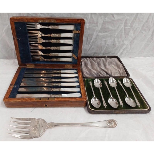 3198 - SILVER SERVING FORK WITH FISH DECORATION SHEFFIELD 1884, CASED SET OF 6 SILVER TEASPOONS BIRMINGHAM ... 