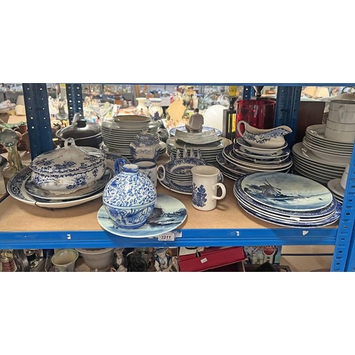 3211 - SELECTION OF BLUE & WHITE WARE INCLUDING DELFT, ETC ON 1 SHELF