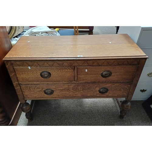 343 - 20TH CENTURY OAK CHEST OF 2 SHORT OVER 1 LONG DRAWER ON BALUSTER SUPPORTS, 79CM TALL X 107 CM LONG