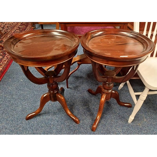 40 - PAIR OF 20TH CENTURY MAHOGANY CIRCULAR OCCASIONAL TABLES ON CENTRE PEDESTALS WITH 3 SPREADING SUPPOR... 