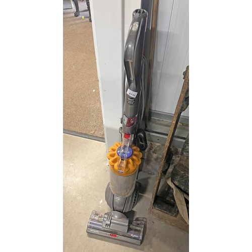 6110 - DYSON DL 40 HOOVER