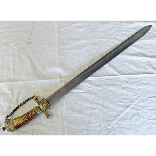 1066 - 18TH CENTURY STYLE EUROPEAN STYLE HUNTING SWORD WITH 61 CM LONG STRAIGHT SINGLE EDGED BLADE, BRASS C... 