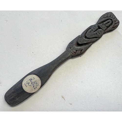 1074 - PAPUA NEW GUINEA LIME SPOON, CARVED WOODEN BODY WITH DECORATION TO ONE END, 11.5 CM LONG