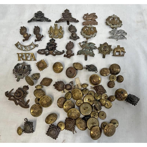 1085 - A COLLECTION OF WW1, WW2 AND OTHER BUTTONS AND CAP BADGES TO INCLUDE THE BUFFS, ESSEX REGT, ROYAL AR... 