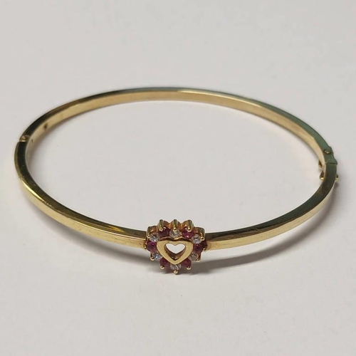 110 - 9CT GOLD GEM SET HINGED BANGLE WITH HEART SHAPED MOTIF - 6CM INNER WIDTH, 5.7G