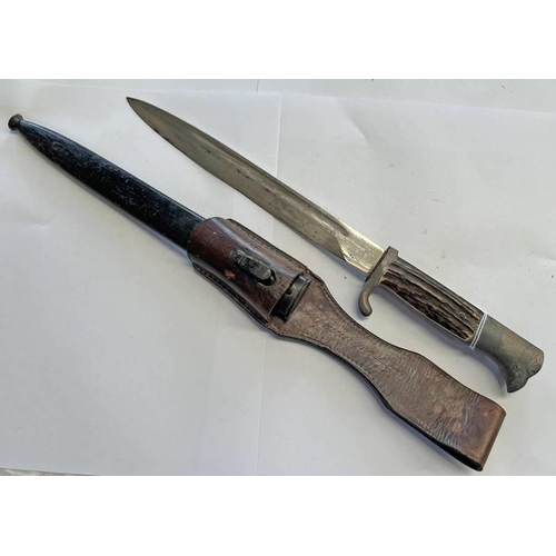 1102 - WW2 GERMAN K98 BAYONET BY PUMA SOLINGEN WITH 24.5 CM LONG BLADE WITH MAKERS MARK TO RICASSO, STAG EF... 