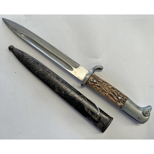 1126 - WW2 GERMAN BAYONET WITH 20 CM LONG PLAIN BLADE, STAG HORN GRIPS (AF) WITH A STEEL SCABBARD