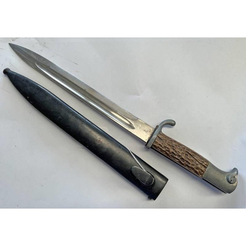 1132 - WW2 GERMAN BAYONET WITH 25CM LONG PLAIN BLADE, STAG EFFECT GRIPS WITH ITS STEEL SCABBARD