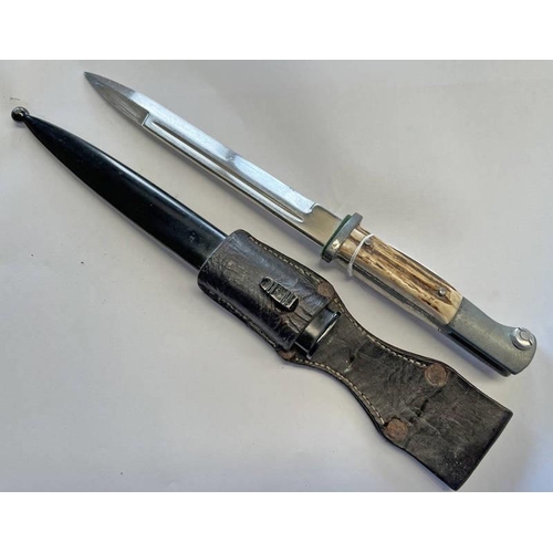1141 - WW2 GERMAN BAYONET WITH 19.5 CM LONG PLAIN BLADE, STAG HORN GRIPS, STEEL SCABBARD AND LEATHER FROG