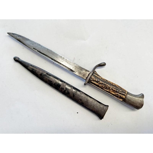 1153 - LETTER OPENER IN THE FORM OF A WW2 GERMAN BAYONET WITH STAG GRIPS AND STEEL SCABBARD, 20 CM OVERALL