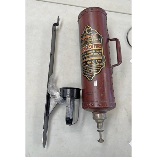1169 - MINIMAX TYPE G FIRE EXTINGUISHER WITH WALL MOUNT