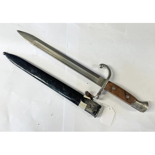 1242 - BELGIAN FUSIL 1889 BAYONET WITH 30 CM LONG BLADE, HOOKED QUILLIAN STAMPED E4064 AND +9536 WITH ITS S... 