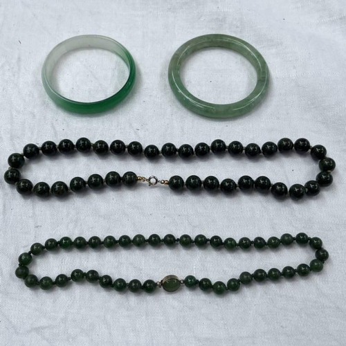 130 - 2 GREEN HARDSTONE BEAD NECKLACES, LONGEST 45CM & 2 CHINESE STYLE GREEN BANGLES