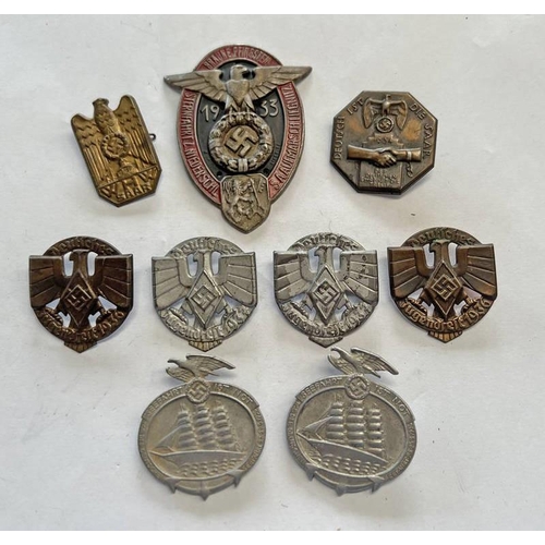 1343 - WW2 STYLE GERMAN TINNIES / BADGES TO INCLUDE SEEFAHRT TINNIES, WHW SAAR, HITLER YOUTH BADGES 1934 RA... 