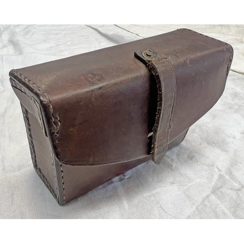 1344 - WW1 BAR LEATHER BELT POUCH MARKED JEWELL 1918, 9CM TALL