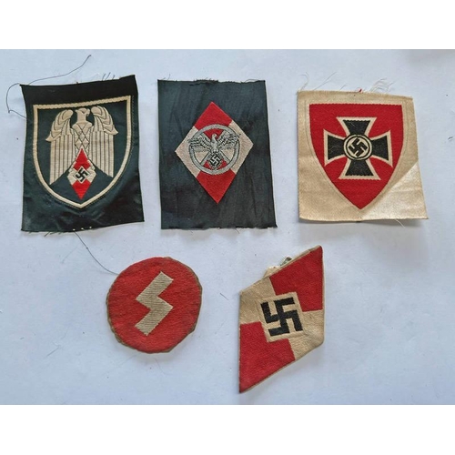 1371 - 5 GERMAN WW2 STYLE CLOTH PATCHES