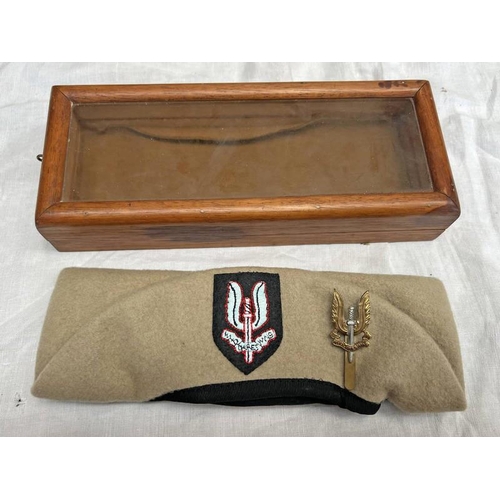 1375 - WOOD HARRIS SAND SAS STYLE BERET WITH SEWN PATCH & A BADGE IN A WOODEN CASE