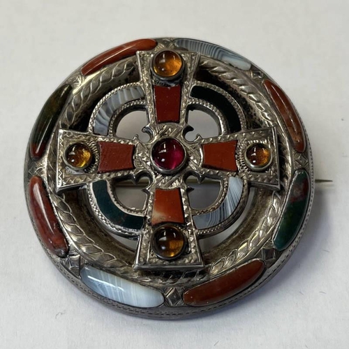 139 - 19TH CENTURY SCOTTISH WHITE METAL POLISHED AGATE & HARDSTONE CIRCULAR BROOCH WITH CELTIC CROSS CENTR... 