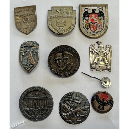 1421 - WW2 STYLE GERMAN STYLE TINNIES TO INCLUDE NSDAP 29.5.38, KAMPFIND OPFER 1932, HANNOVER BRANNSCHWEIG ... 