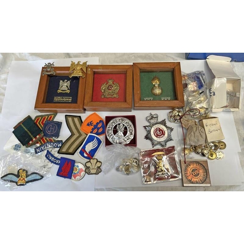 1435 - SELECTION OF BUTTONS, CAP BADGES, ETC TO INCLUDE 93 SUTHERLAND HIGHLANDERS BADGE IN CASE, ROYAL SCOT... 