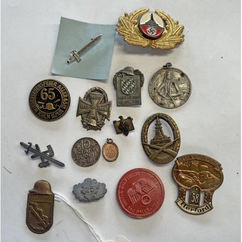 1442 - WW2 STYLE BADGES TO INCLUDE DER STAHLHELM AM RHEIN, WARRIOR ASSOCIATION BADGE, KYFFHAUSER VISOR BADG... 