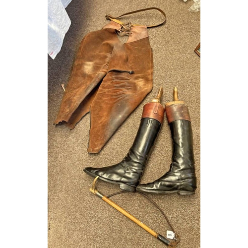 1444 - LEATHER RIDING BOOTS, WOODEN BOOT STRETCHERS, LEATHER CHAPS & A RIDING CROP