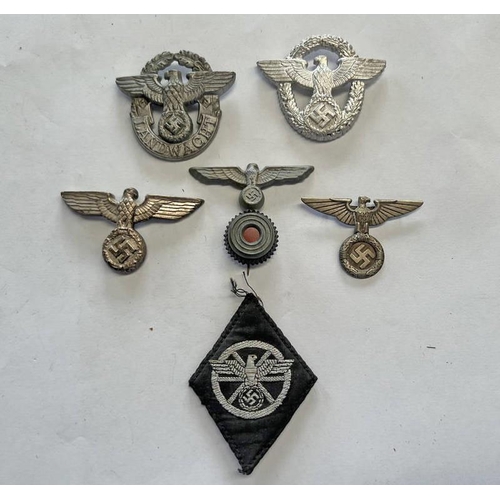 1457 - WW2 STYLE BADGES TO INCLUDE A KREIGSMARINE CAP BADGE, LANDWACHT POLICE BADGE ETC