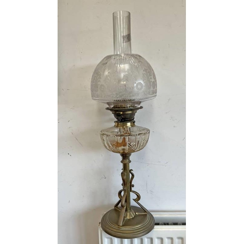 1471 - LATE 19TH CENTURY PARAFFIN TABLE LAMP WITH ETCHED CLEAR GLASS RESERVOIR & SHADE, 65CM TALL