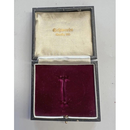 1472 - CASE FOR AN AWARD, TITLED 'UBOOT-KRIEGSABLEICHEN' INTERIOR MARKED 'ECHMERIN BERLIN 68'