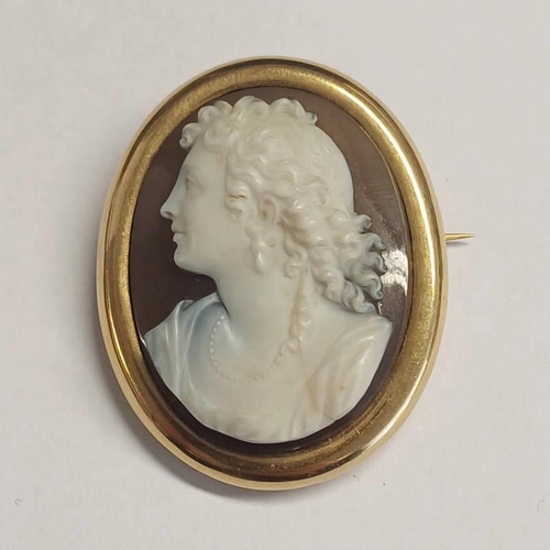 149 - 18CT GOLD HARDSTONE CAMEO BROOCH DEPICTING A WOMAN IN PROFILE, FRENCH CONTROL MARKS - 4.7CM  LONG, 2... 