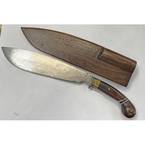 1534 - MIDDLE EASTERN STYLE KUKRI WITH 25.5CM LONG BLADE, 2 PIECE WOODEN GRIP WITH BRASS COLLAR & ITS WOODE... 