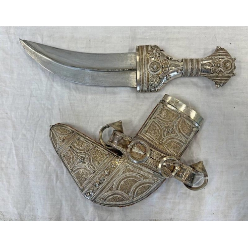 1537 - 20TH CENTURY OMANI JAMBIYA WITH 17.5CM LONG CURVED BLADE WITH RAISED MEDIAL RIDGE, CHARACTERISTIC MA... 