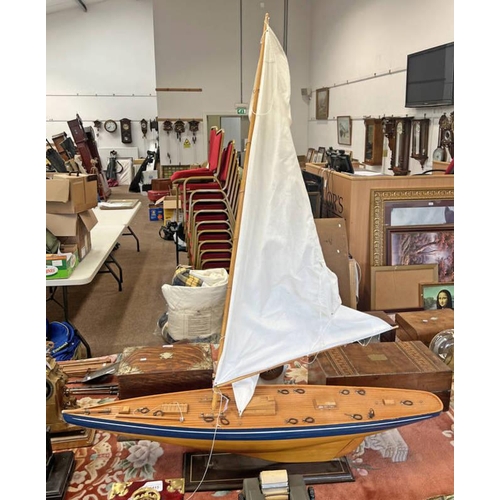 1563 - MODEL POND YACHT WITH SAIL ON STAND, 121CM LONG