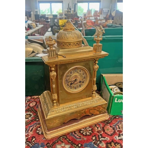 1580 - LATE 19TH CENTURY BRASS DOME TOP MANTLE CLOCK WITH DECORATIVE COLUMNS ON GILT BASE  45 CM TALL