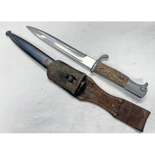 1618 - WW2 GERMAN K98 DRESS BAYONET WITH STAG EFFECT WOODEN GRIPS, 19.5 CM LONG UNMARKED BLADE WITH ITS STE... 