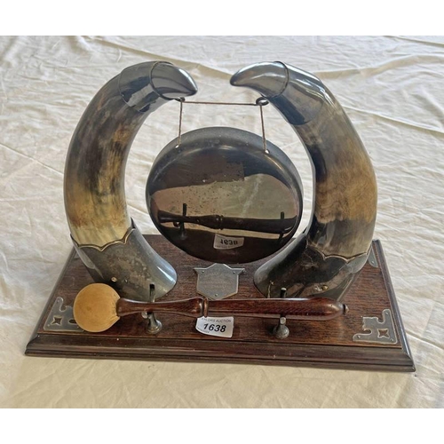 1638 - EARLY 20TH CENTURY COWHORN DINNER GONG WITH PLATED MOUNTS ON A WOODEN BASE