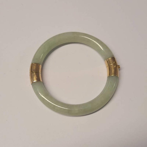 185 - 9CT GOLD MOUNTED JADE HINGED BANGLE - INNER DIAMETER 5.7CM