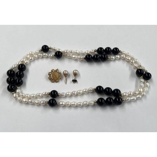 186 - BAROQUE PEARL & BLACK BEAD NECKLACE, PAIR OF CULTURED PEARL EARSTUDS, & YELLOW METAL & AGATE CANNETI... 