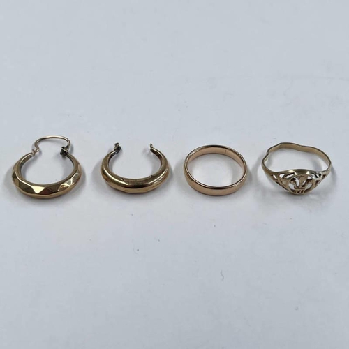 22 - PAIR 9CT GOLD EARRINGS, 9CT GOLD RING & 9CT GOLD WEDDING BAND - RING SIZE I. TOTAL WEIGHT 4.1 G