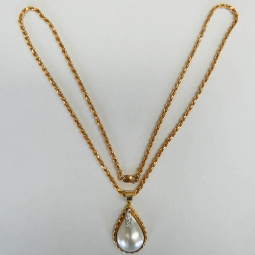23 - MABE PEARL & DIAMOND TEAR DROP PENDANT ON A 9CT GOLD CHAIN, CHAIN 10.0 G