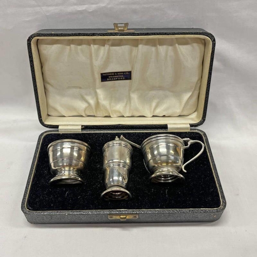 238 - ART DECO SILVER 3 PIECE CRUET SET WITH BLUE GLASS LINERS, BIRMINGHAM 1947 - 95G WEIGHABLE SILVER