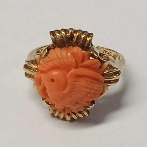 312 - 10K GOLD CARVED CORAL RING DEPICTING A BIRD - 3.6G, RING SIZE L