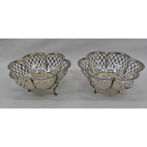 39 - PAIR SILVER DISHES WITH SHAPED PIERCED DECORATION ON 3 SUPPORTS BY MAPPIN & WEBB, BIRMINGHAM 1919 - ... 