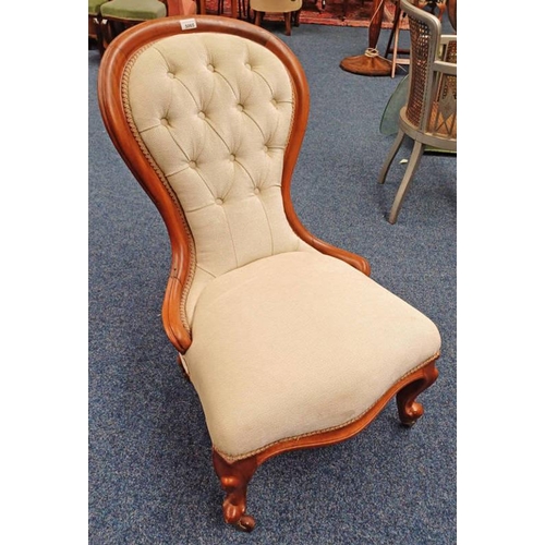 5065 - 19TH CENTURY MAHOGANY BUTTONBACK LADIES CHAIR ON CABRIOLE SUPPORTS - 92CM TALL