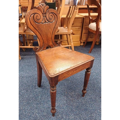 5123 - 19TH CENTURY OAK HALL CHAIR WITH DECORATIVE CARVED BACK ON TURNED SUPPORTS