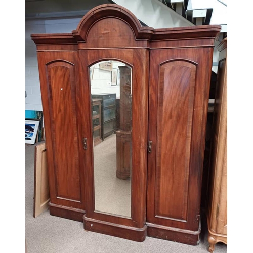 5134 - 19TH CENTURY MAHOGANY TRIPLE DOOR WARDROBE WITH CENTRALLY SET MIRROR DOOR FLANKED TO EACH SIDE BY SI... 